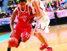 IM体育-包含巴里-布朗：发挥稳定表现，带领球队取得关键胜利的词条