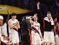 IM体育社区互动入口-独行侠力克深圳队，克莱统治全场