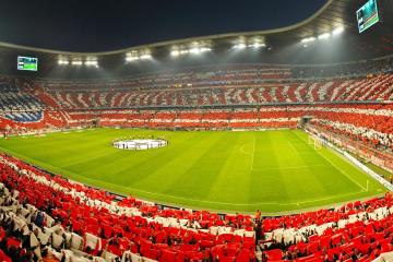 IM体育-当圣西罗的火焰点燃翡翠绿岛，孔德节奏革命下的AC米兰火力压制