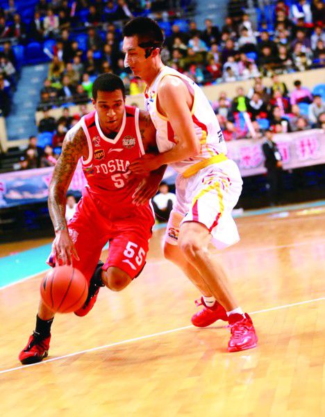 IM体育-包含巴里-布朗：发挥稳定表现，带领球队取得关键胜利的词条