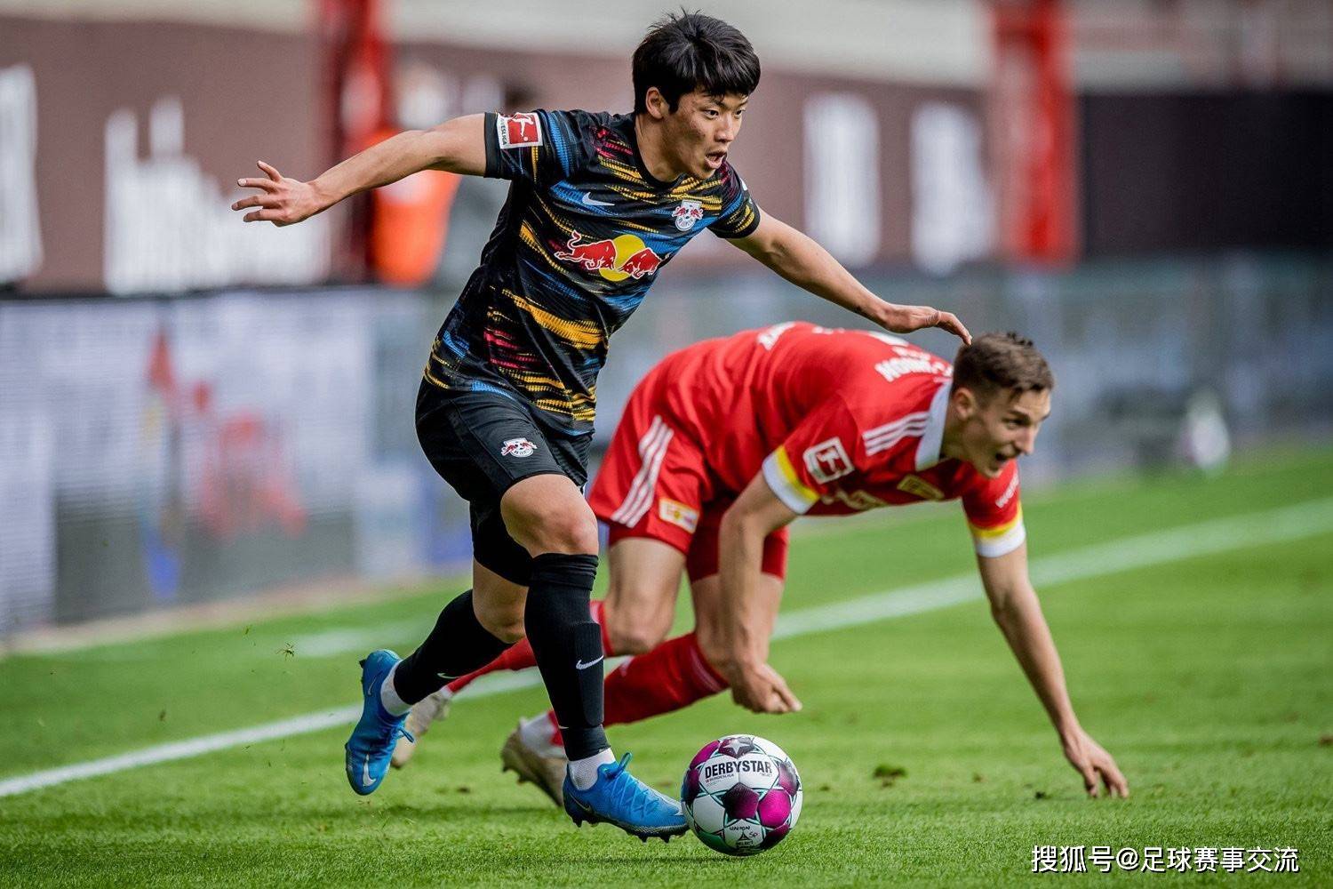 IM体育官方平台-足球比赛激烈对抗，选手积极拼搏