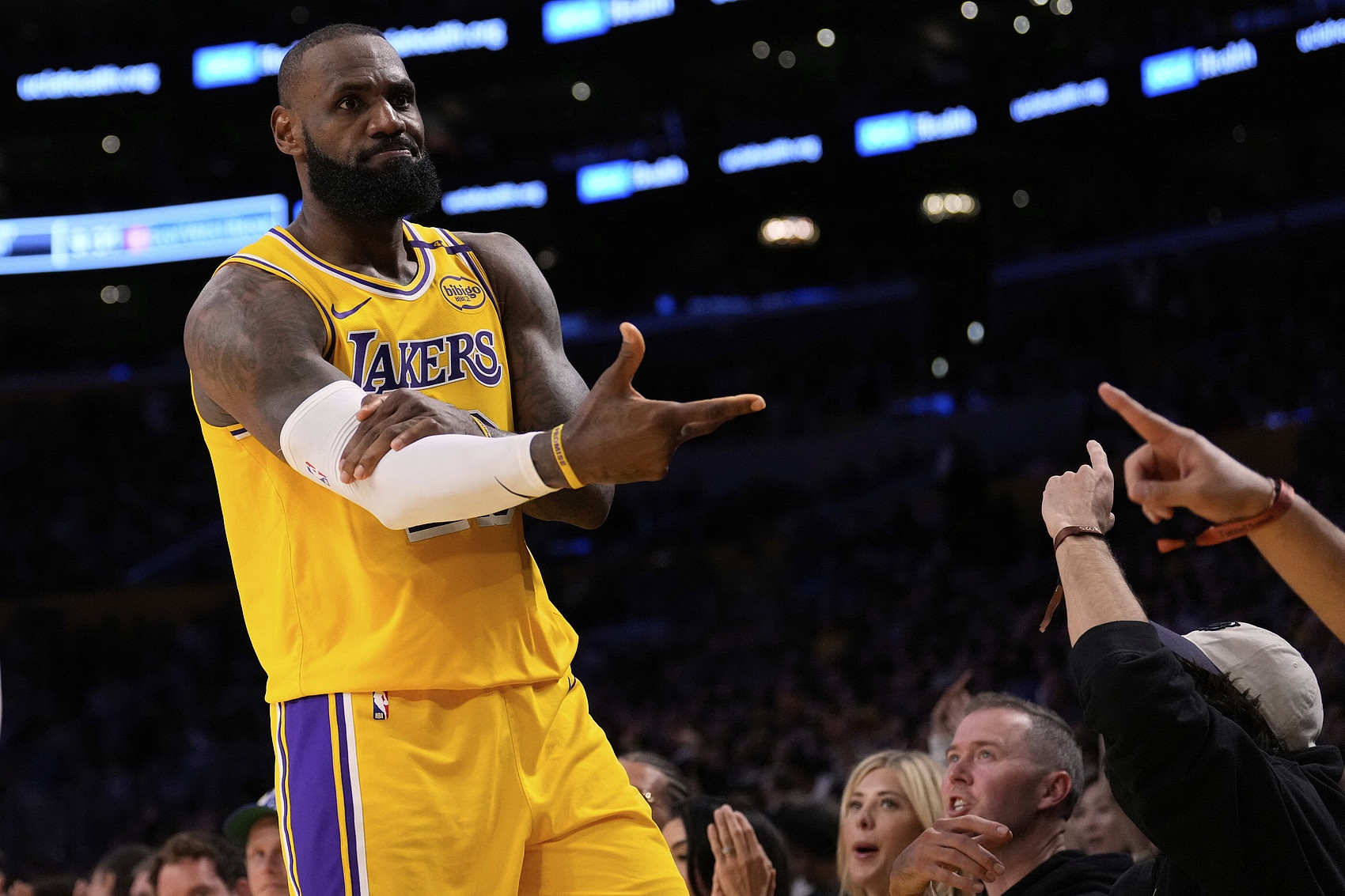 IM体育注册链接-湖人成功防守！詹姆斯领军球队取得关键胜利