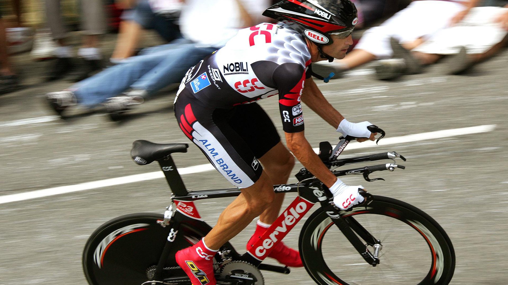 IM体育赛事直播入口-赛道上的双重风暴，法拉利完胜红牛，拉塞尔点燃赛场